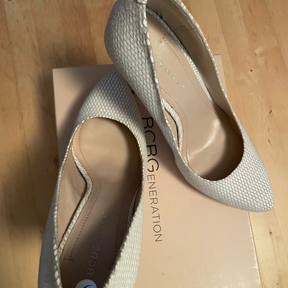 BCBGGeneration Parade Platform Pumps 9M White Snakeskin Stiletto. - Picture 2 of 8